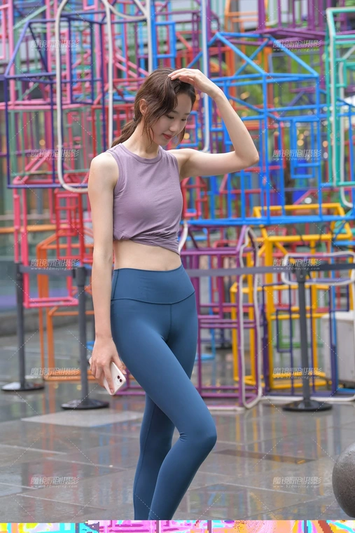 蓝色瑜伽裤运动系高挑美女[26P]