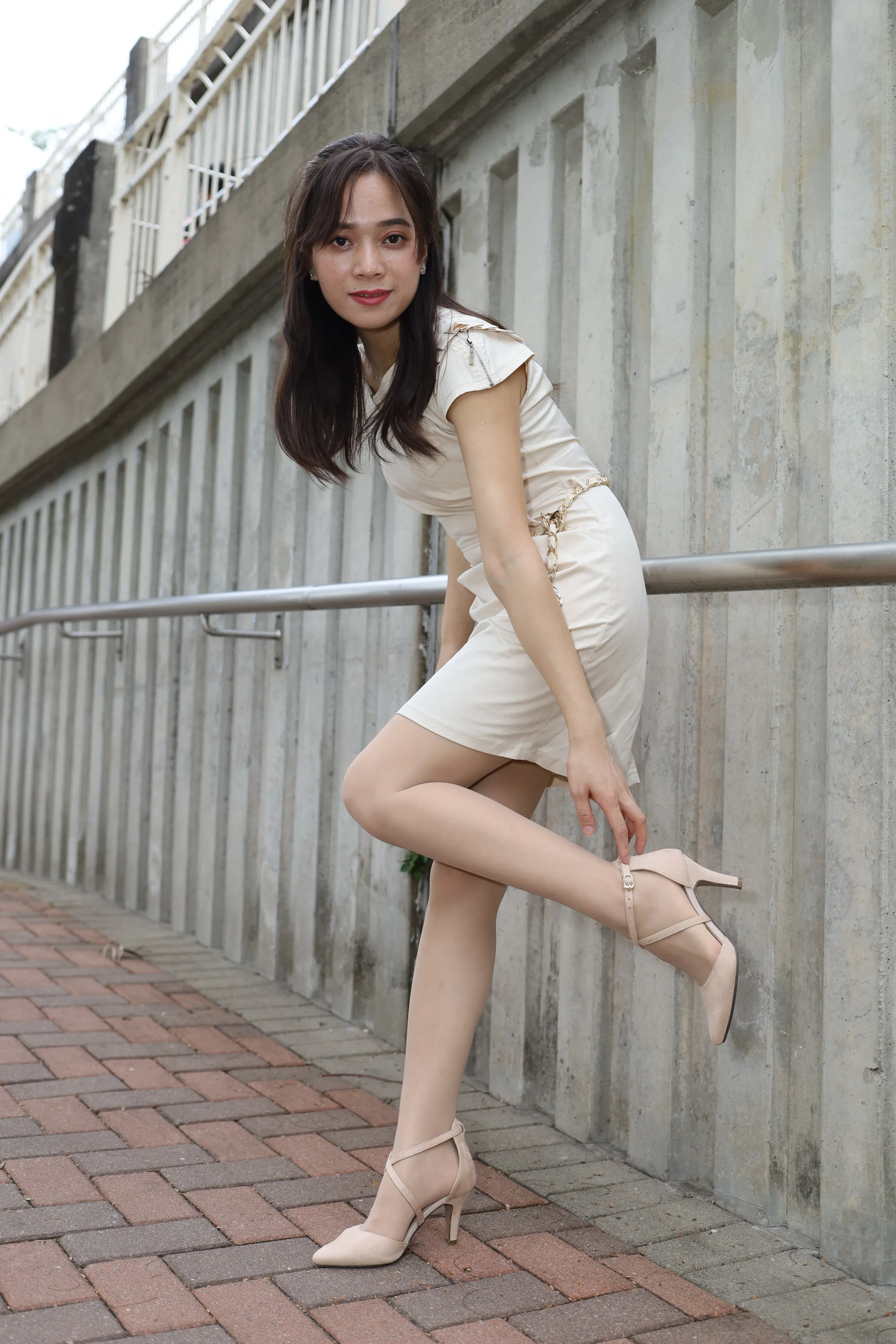 [街拍丝足] 107-长腿美模 Vency Shen 米色连衣裙丝袜高跟美腿[71P]插图1